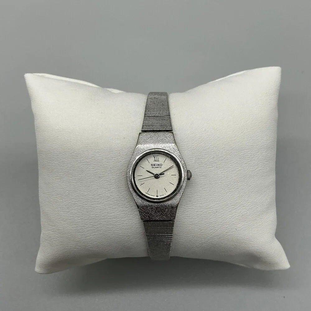 Vintage Seiko Womens Watch 18mm Silver Tone 2P21-0A79 New Battery 6.75